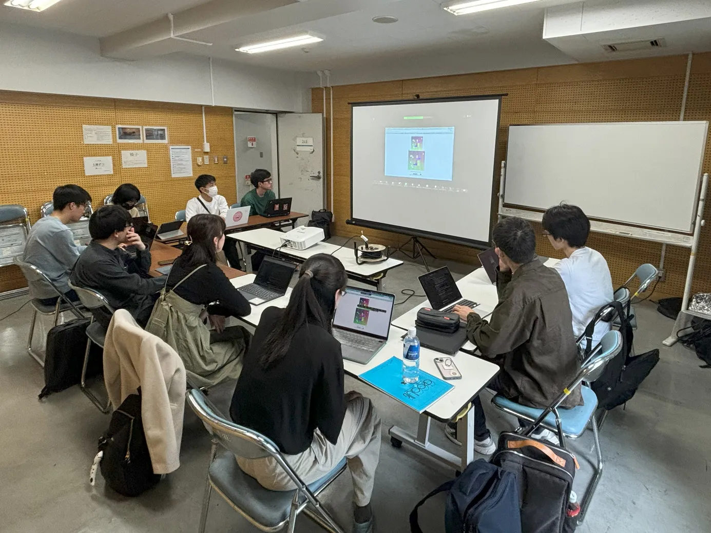 制作した企画を実際に動かしながら議論する様子